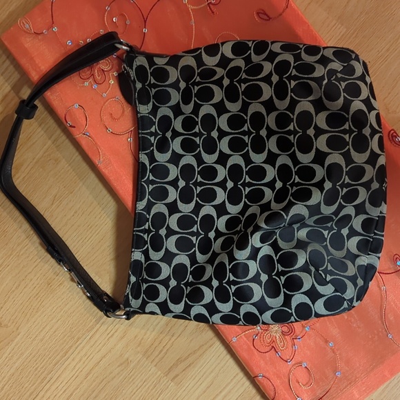 Super cute authentic Coach Purse 👜 Great Condition! Straps are flawless - Picture 2 of 8